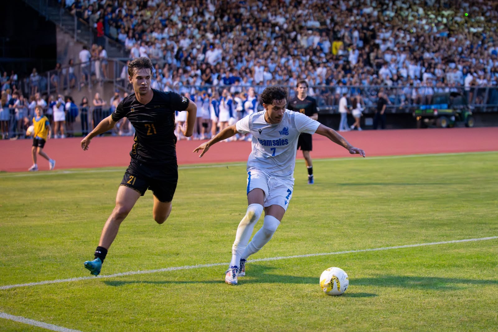 Yassin Guitouni competing for the University of Victoria Vikes